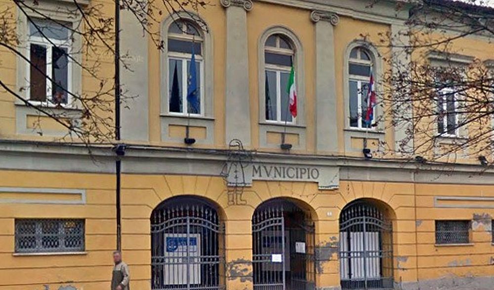 Il Sindaco di Sale invita a non aprire a nessuno: “Le mascherine messe nella cassetta della posta”