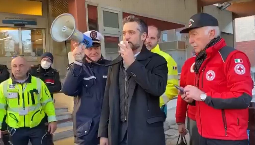 Chiuso (per ora e per precauzione) l’ospedale di Tortona. Il Sindaco rassicura la gente imbufalita che si assembra fuori