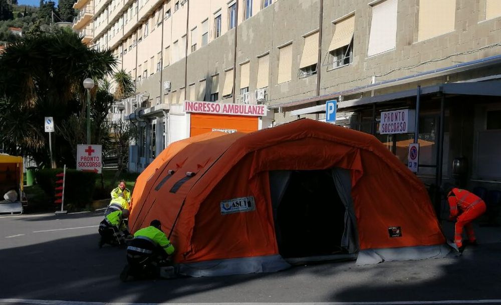 Coronavirus, l’asl di Imperia allestisce le tende per la triage davanti agli ospedali