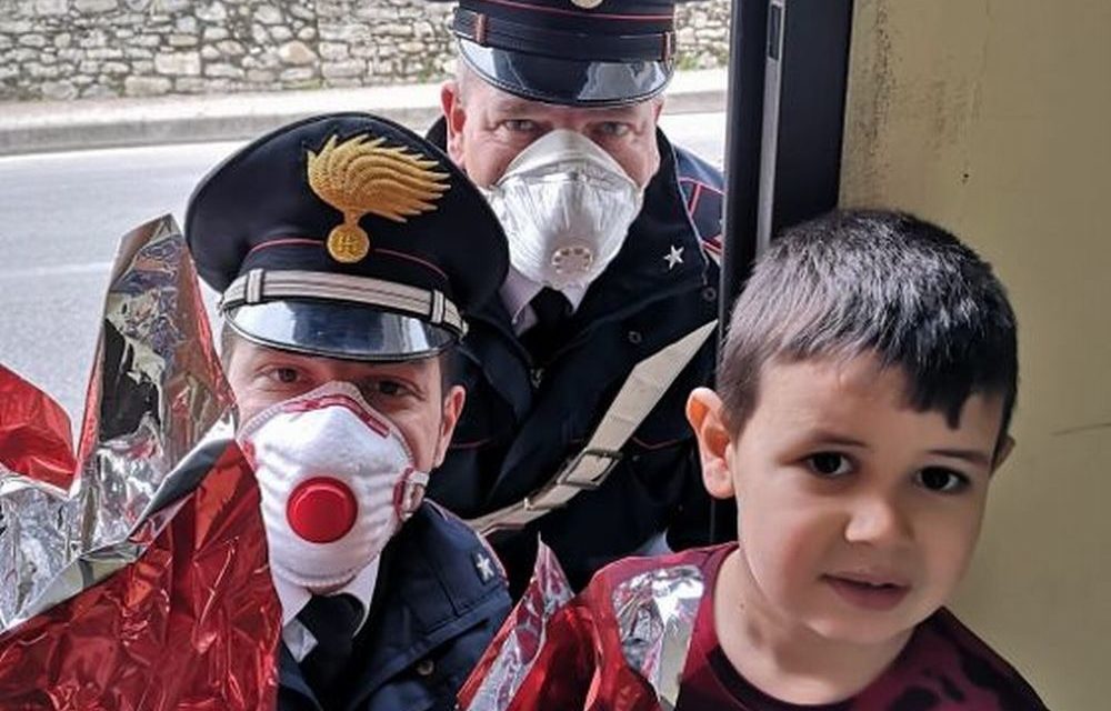 I carabinieri di Ventimiglia consegnano uova di Pasqua ai bambini della cooperativa TMA