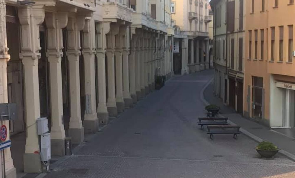 Questo tratto di Tortona è diventato il Far west con mezzi che sfrecciano nell’isola pedonale e tanta gente in giro