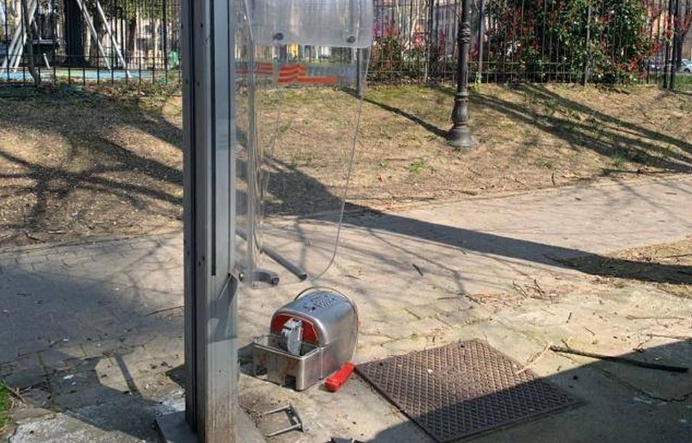 Il Coronavirus a Tortona non ferma i vandali che si accaniscono su un telefono pubblico