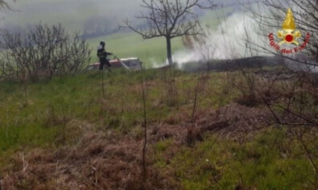 Campi in fiamme e soccorsi ai cittadini: giornata di intenso lavoro per i pompieri di Tortona