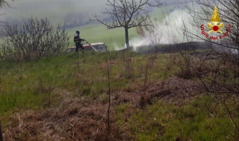 Cosa succede ad Isola Sant’Antonio? Incendi a go-go fra cui un’auto con resti forse umani e…