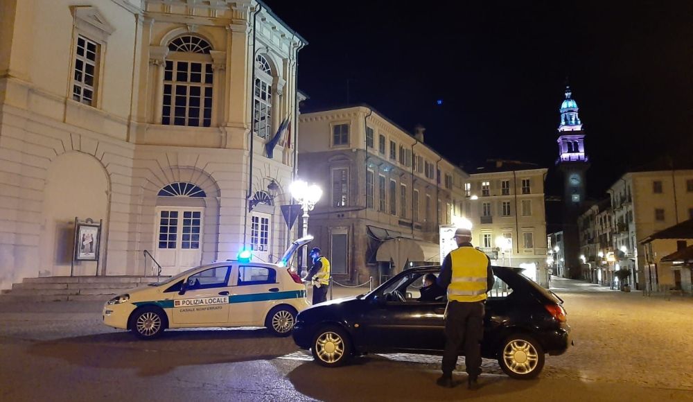 Un ubriaco gira tra i banchetti del mercato di Casale Monferrato, interviene la Polizia Municipale e per lui è notte fonda