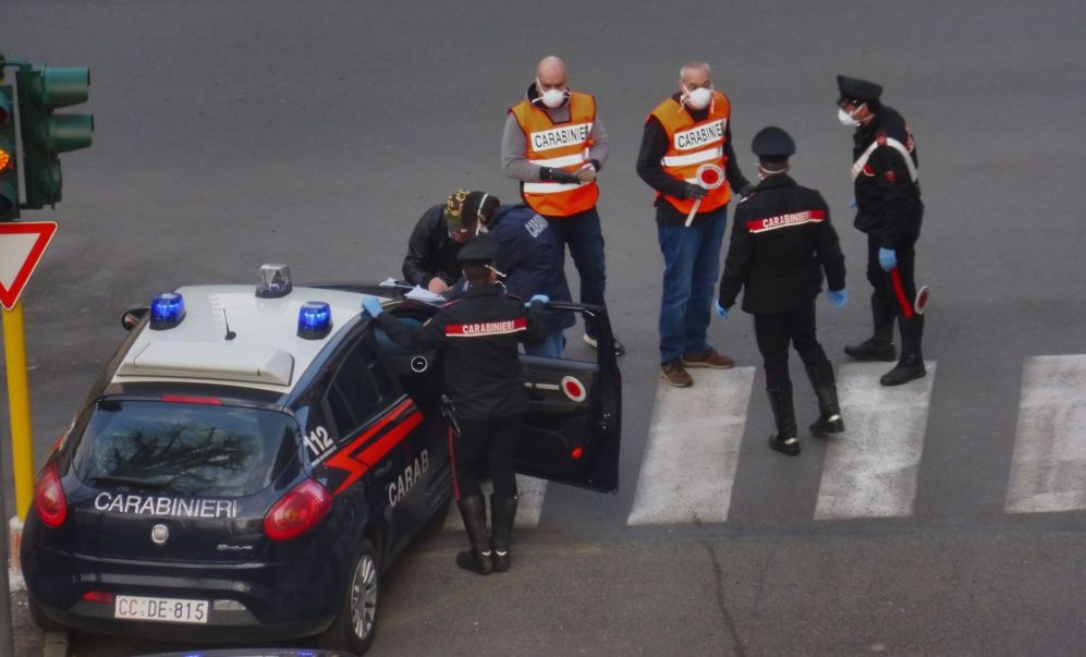 A Tortona solo in un giorno 30 verbali dei Carabinieri nei confronti di chi esce senza giustificazione. Le immagini dei controlli