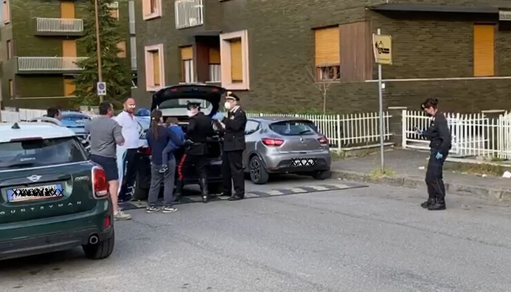 A Tortona un bimbo di tre anni scappa da casa, i Carabinieri intervengono e lo ritrovano dopo 15 minuti. Le immagini