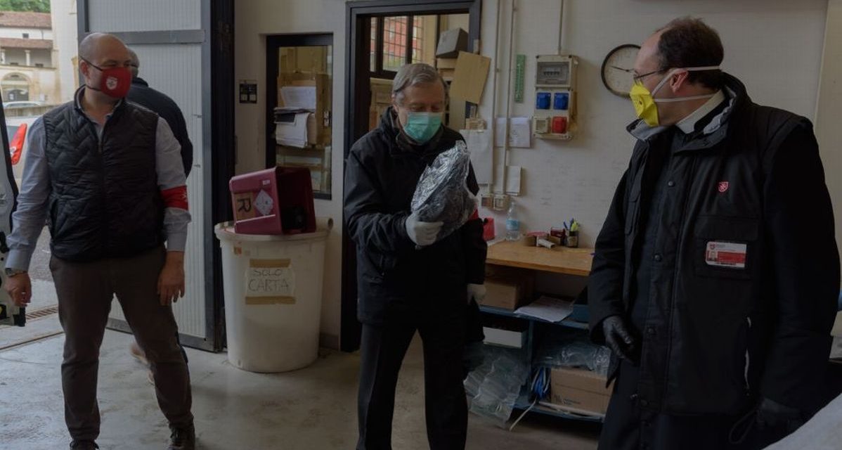 L’ordine di Malta di Viguzzolo distribuisce calze sequestrate dalla Finanza ai degenti dell’ospedale