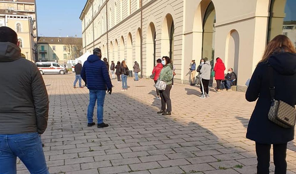 Tanta gente stamattina, a Tortona, a donare il sangue nel cortile del municipio. Le  immagini di Luigi Bloise