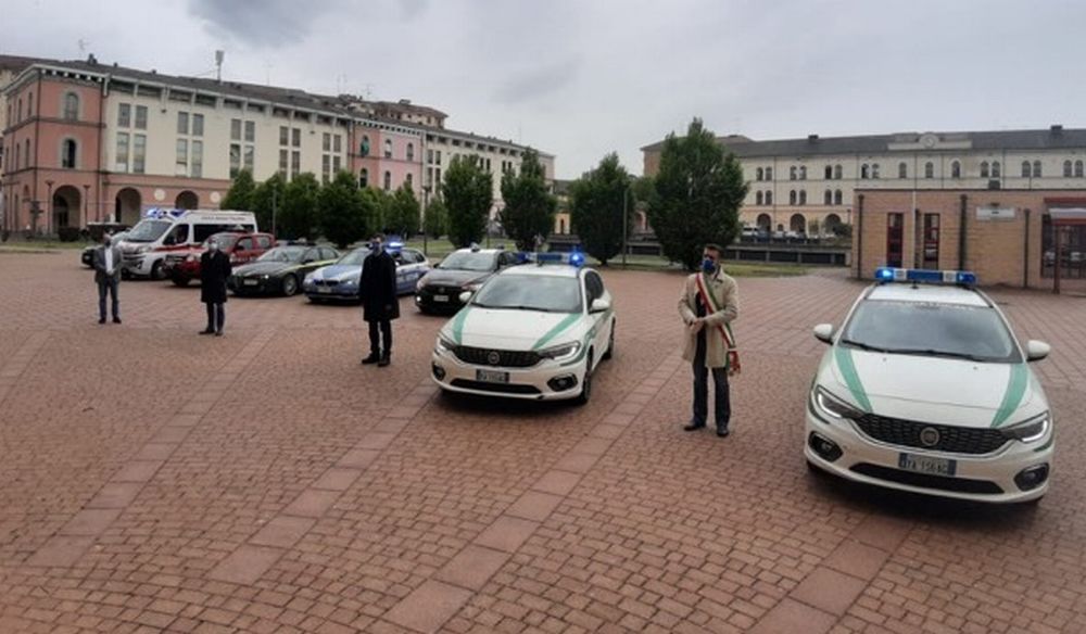 A Tortona le Forze dell’Ordine hanno ricordato Andrea Gastaldo, vice comandante dei Vigili morto per il virus. Le immagini