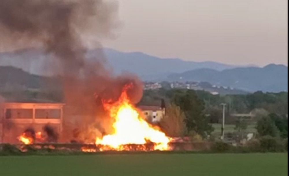 Grosso incendio a un deposito alla periferia di Tortona: 5 squadre dei pompieri all’opera. Doloso? Le immagini