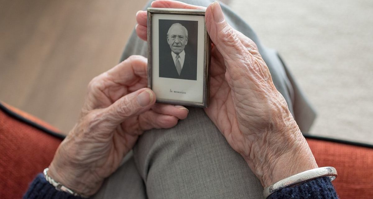 Come si fa a sapere  chi è deceduto a Tortona se non possiamo uscire e non si leggono i manifesti funebri? Può farlo il Comune?