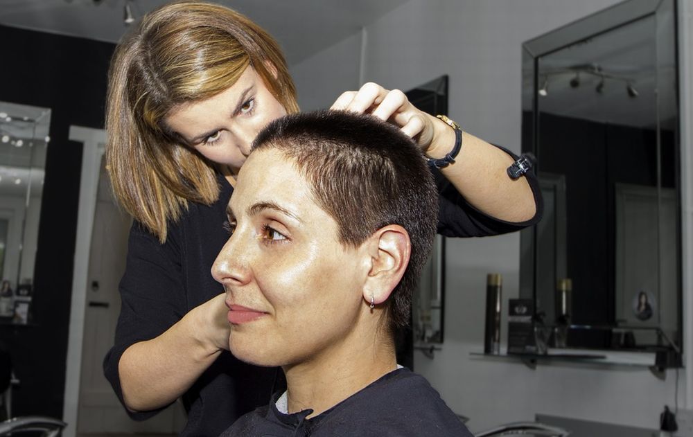 Incredibile ma vero: troppi alessandrini vogliono la parrucchiera a casa e il Comune è costretto a ribadire che non si può