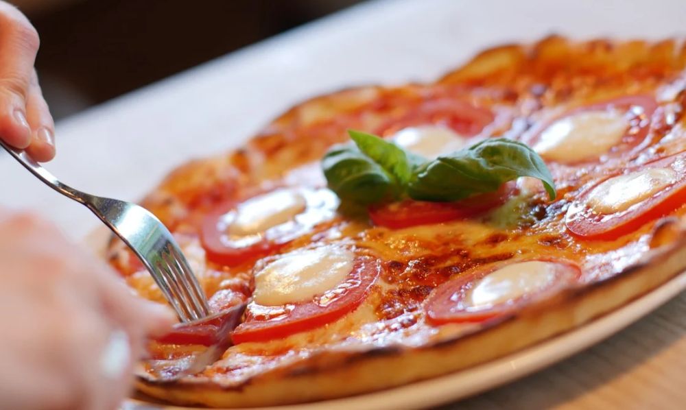 Ex detenuto affamato suona ai citofoni dei palazzi di Alessandria, la gente allarmata chiama la Polizia che gli offre una pizza