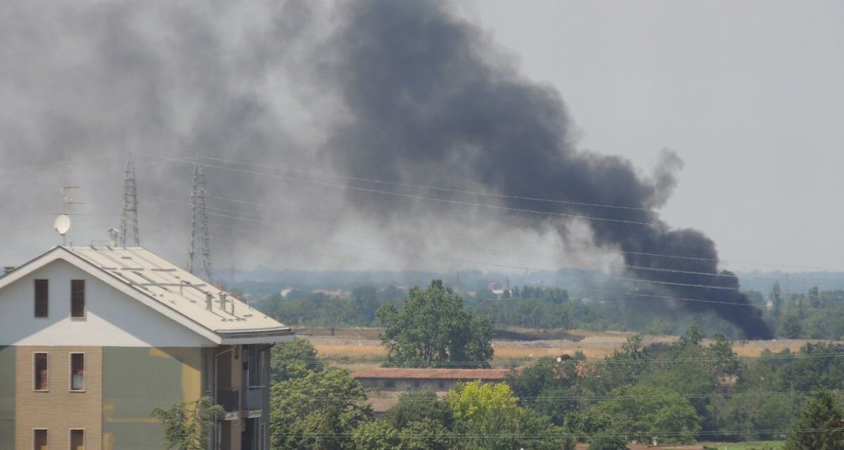 Colonna di fumo nero alla periferia di Tortona, ma nessuno se ne accorge. Brucia la discarica