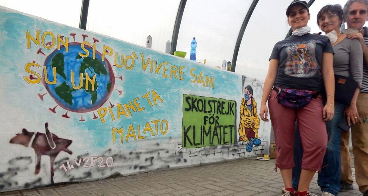 In stazione a Pontecurone un nuovo bellissimo murale realizzato gratis da Fabrizio Falchetto con moglie e figlia