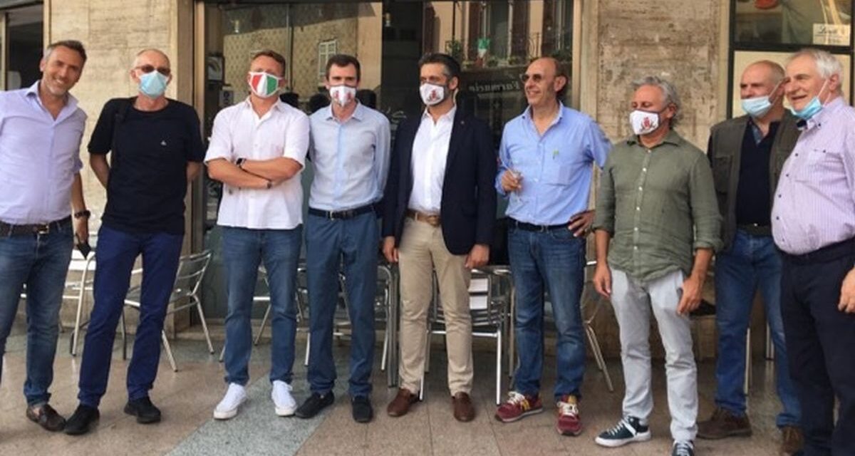 Sindaco e Commercianti di Tortona  festeggiano la storica drogheria che chiude dopo 75 anni di attività