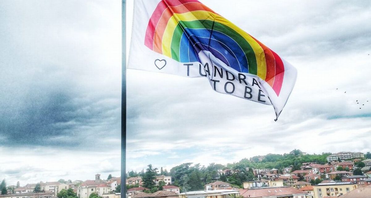 Una grande bandiera #andràtuttobene solca i cieli di Acqui Terme