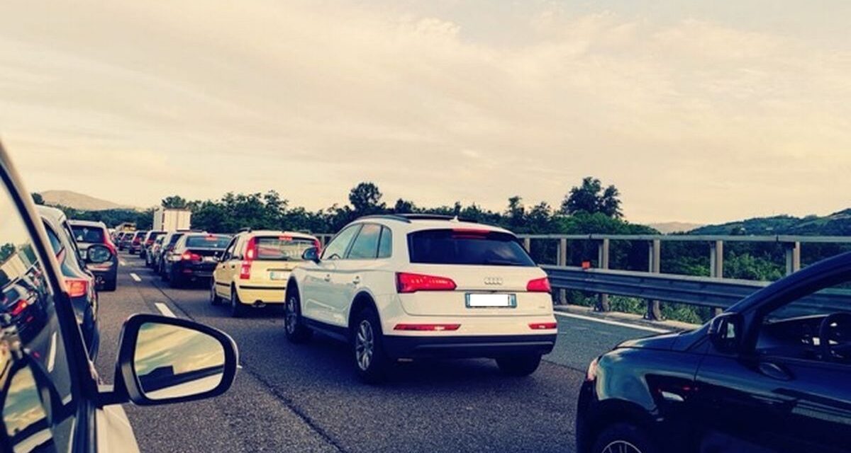 L’Autostrada A26 è un cantiere a cielo aperto: 4 ore per arrivare al mare e si teme per il turismo