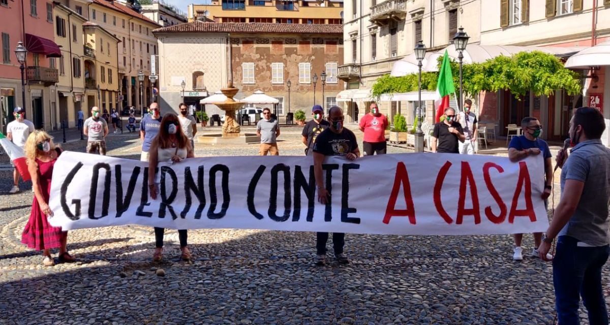 Mascherine tricolori, sesto sabato in piazza per migliaia di italiani, anche a Tortona. Non si ferma la protesta contro il governo Conte