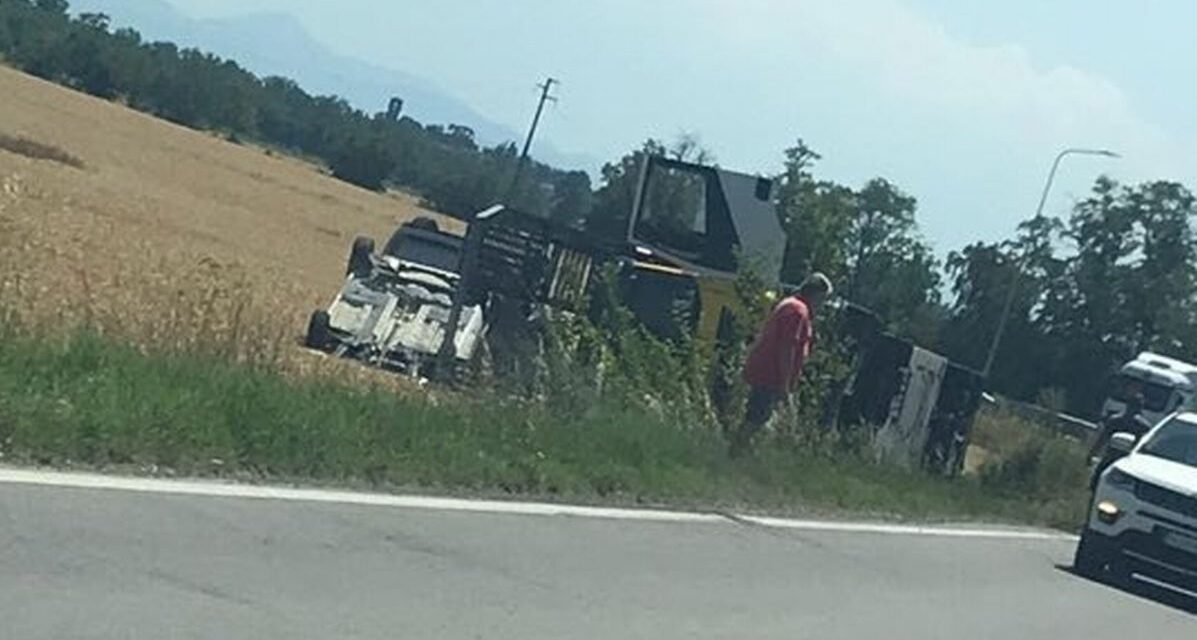 Questa bisarca carica di automobili si ribalta e finisce nei campi alla periferia di Tortona