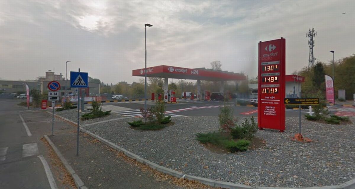 A Tortona i ladri rubano una ruspa e poi sradicano le colonnine coi soldi di questo distributore di benzina