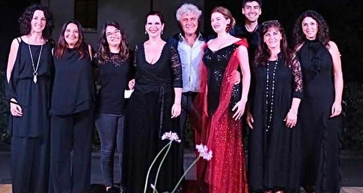 Grande partecipazione a Sarezzano per il concerto di tanti artisti dedicato ad Aldo Raccone. Le immagini