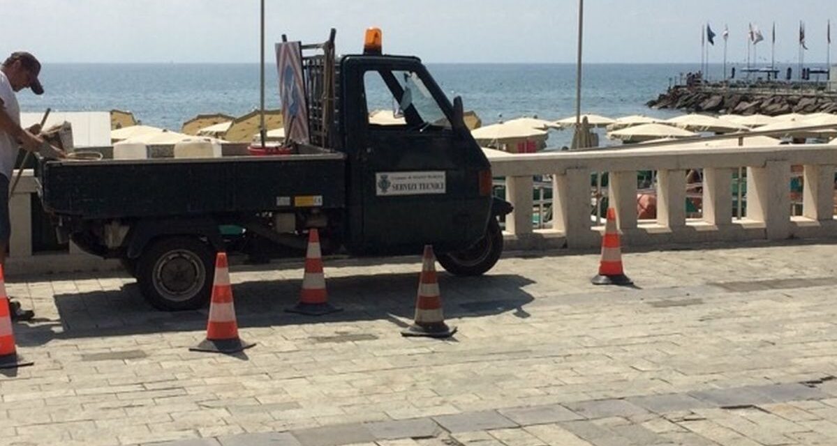 Dopo il nostro articolo il Comune di Diano Marina ha iniziato ad aggiustare la passeggiata a mare che sembrava un gruvieria