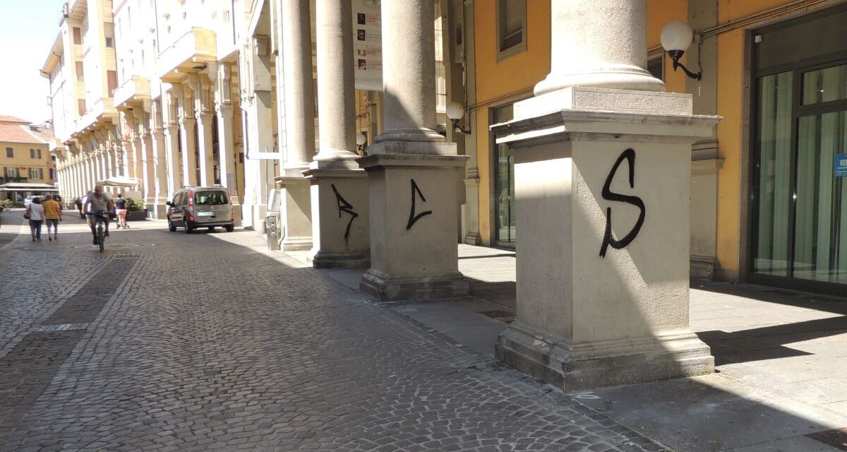 L’altra faccia di Tortona/1: Vandali deturpano i pilastri dei salotto buono, i portici di via Emilia