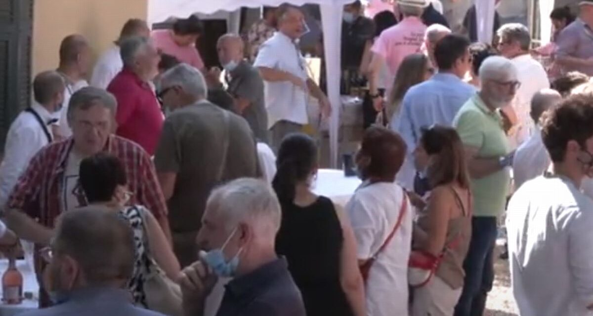 Assembramenti senza mascherina per una manifestazione nel Tortonese. Il Covid sorride?