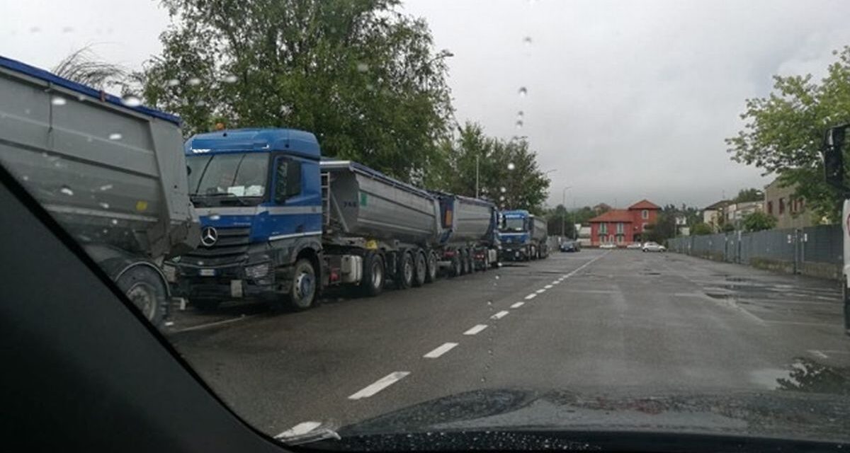 A Tortona in via Postumia rifiuti abbandonati e auto troppo veloci. E vicino c’è la sede di Gestione Ambiente!