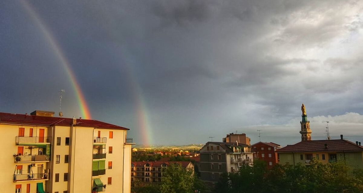 C’è oggiTortona: un doppio arcobaleno sulla città nell’immagine di Dino Giacomo zanardi