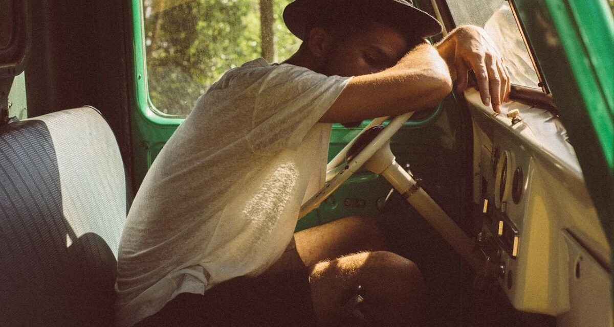 Ovada, camionista fermo in coda sull’A/26 si addormenta sul volante e blocca il traffico già lento