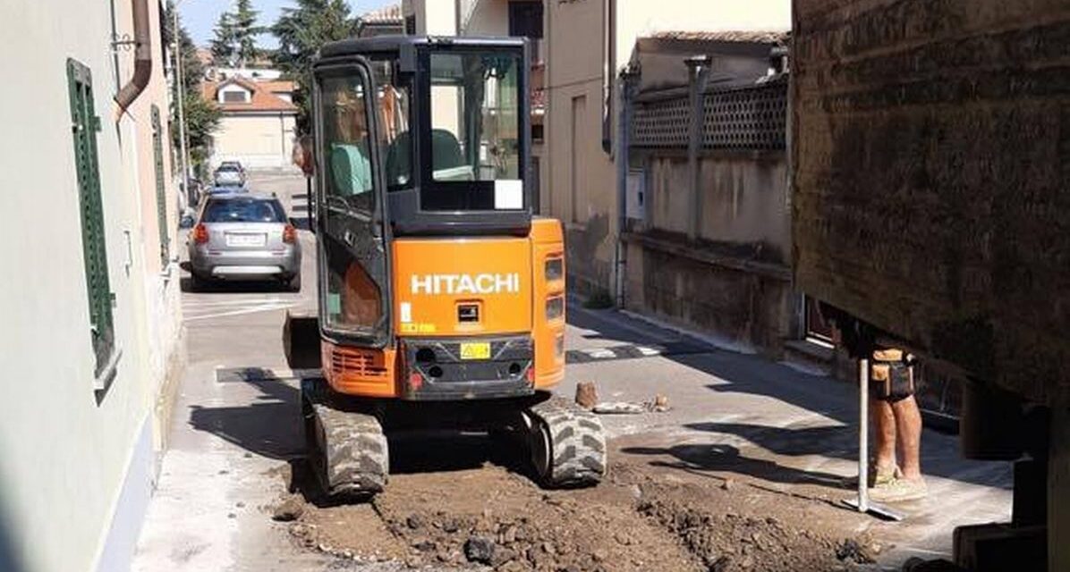 Brillante intervento a Tortona: per evitare di chiudere l’acqua nel quartiere gli operai lavorano “a bagno” e nel fango