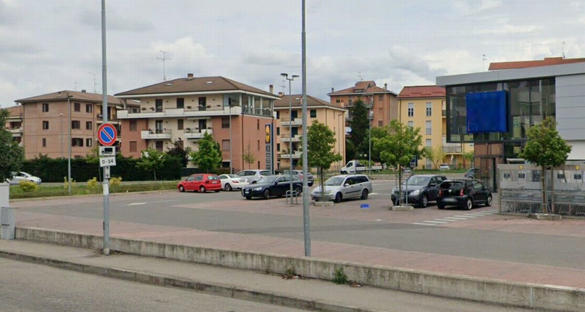 A Tortona, in questo piazzale, aggrediscono una pensionata e le strappano la borsetta ma lei reagisce e le ladre scappano
