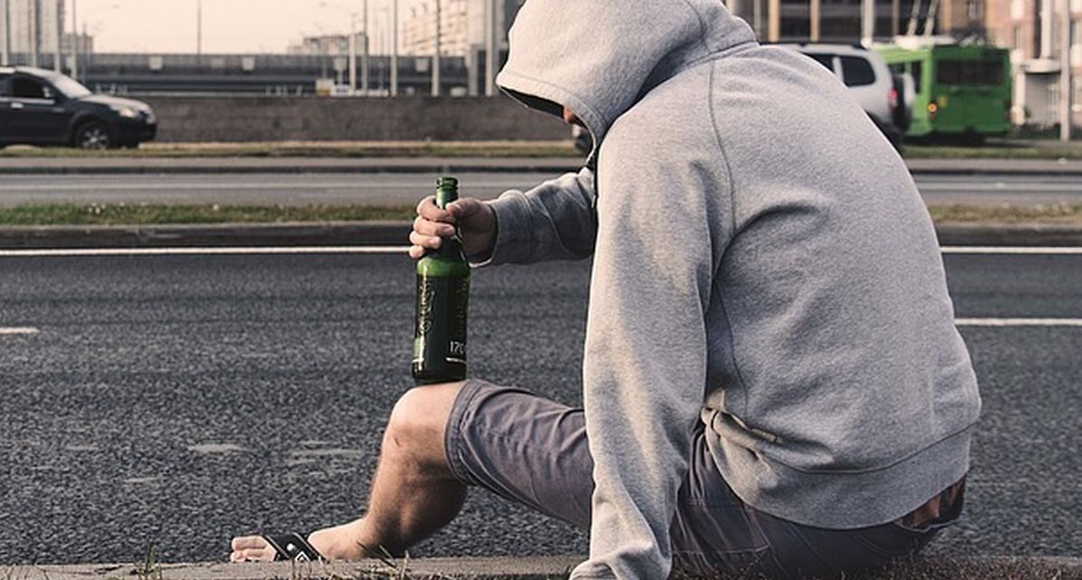 A Novi Ligure, in pieno pomeriggio, uno straniero ubriaco crea problemi di ordine pubblico