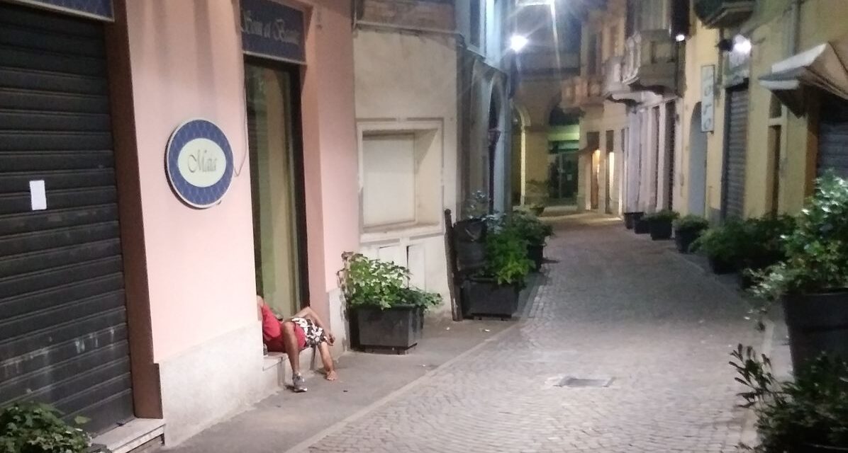 A Tortona un giovane passa Ferragosto ad ubriacarsi e vomitare su una vetrina. La segnalazione di un lettore