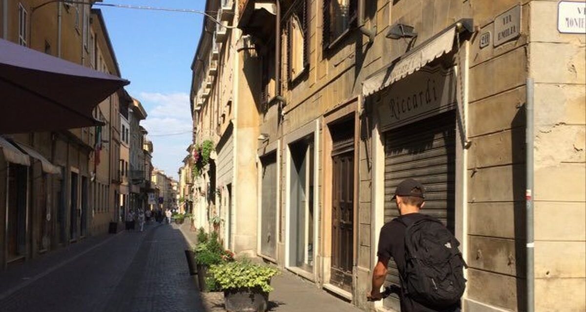 I commercianti di Tortona in subbuglio: “Siamo stanchi di pulire le cacche dei cani in via Emilia!”