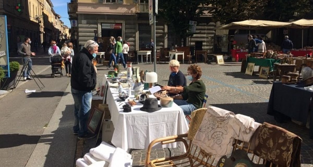 Cantarà e Catanaj torna a Tortona: domenica il centro storico si riempie di oggetti d’epoca e collezionismo