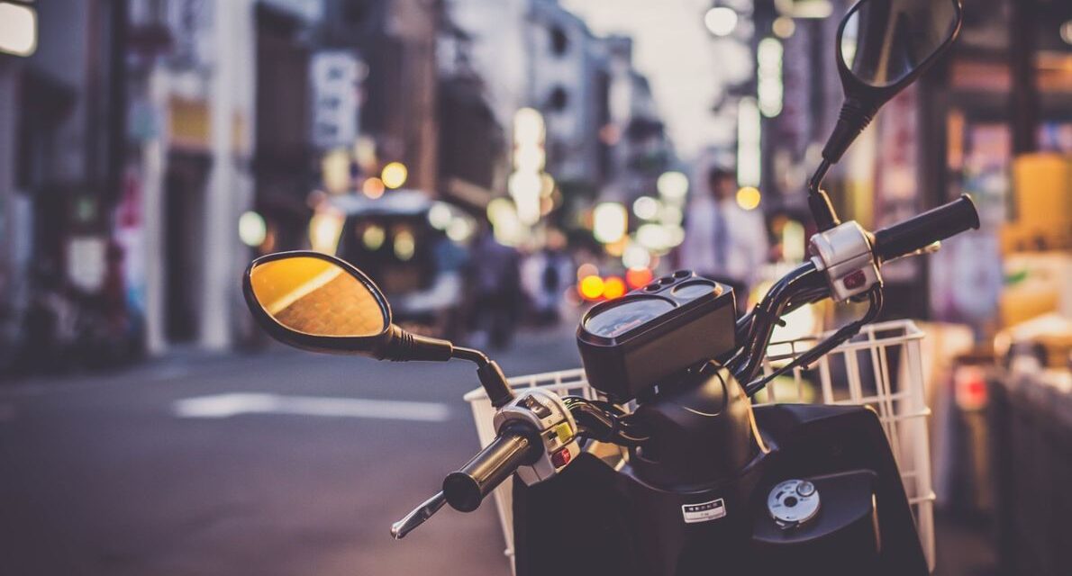 Motorini e scooter in città: come proteggersi dal furto e dai danni imprevisti