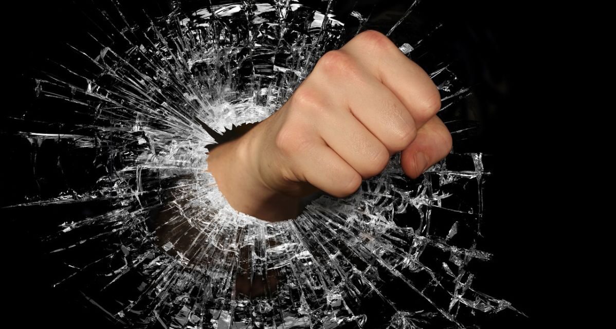 Rumeno incazzato, spacca con un pugno lo specchietto di un’auto parcheggiata ad Alessandria