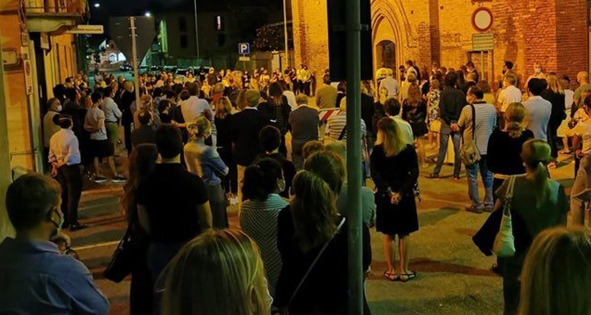 Tanta gente partecipa al dolore della famiglia Bassi per la morte del 13enne Luca