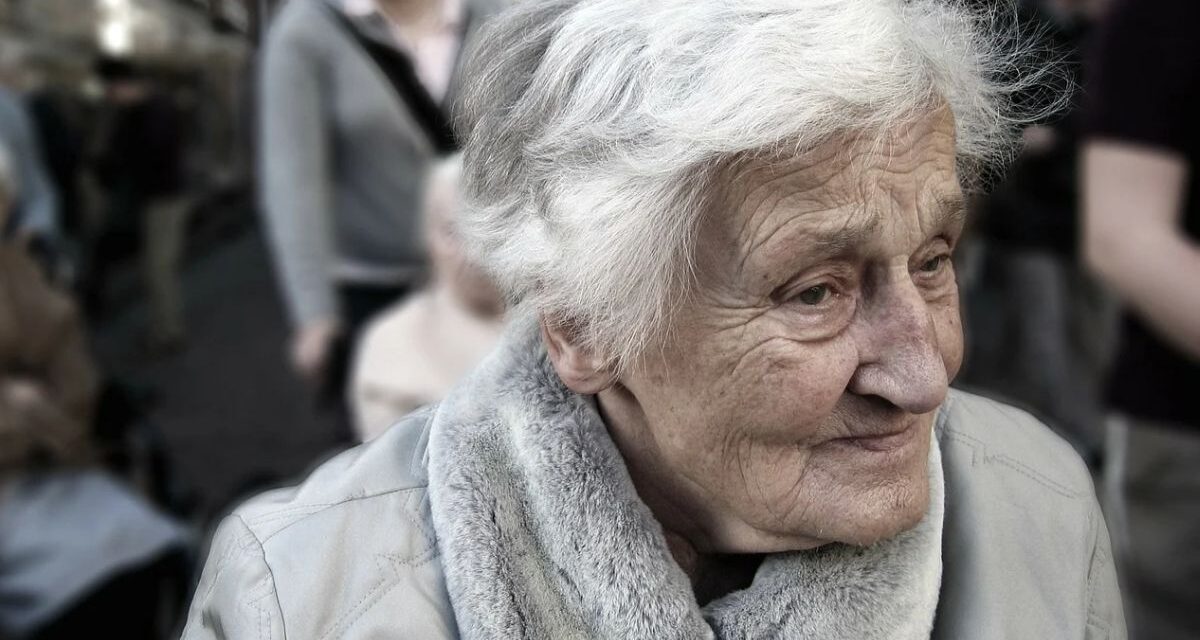 “Due giovani agenti di polizia di Alessandria in azione: il gesto di solidarietà che ha aiutato un’anziana in difficoltà