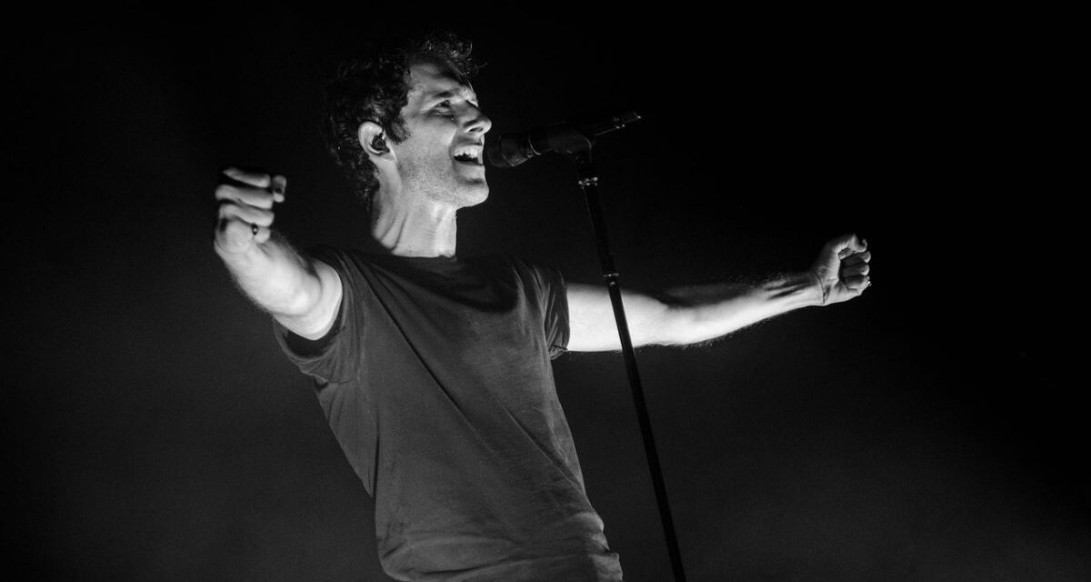 Tortonese colpisce il vicino a bastonate perché canta a squarciagola: “Mio figlio non riusciva a dormire…”