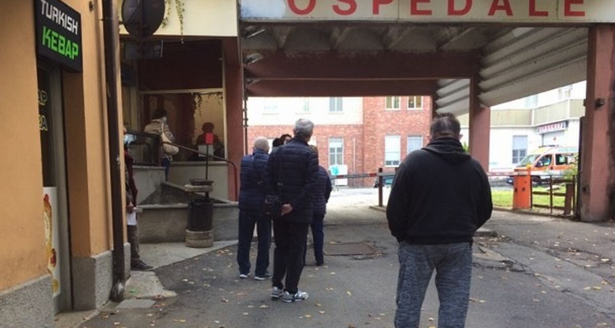Code fuori dall’ospedale di Tortona per gli esami del sangue, ma la colpa è in gran parte della gente