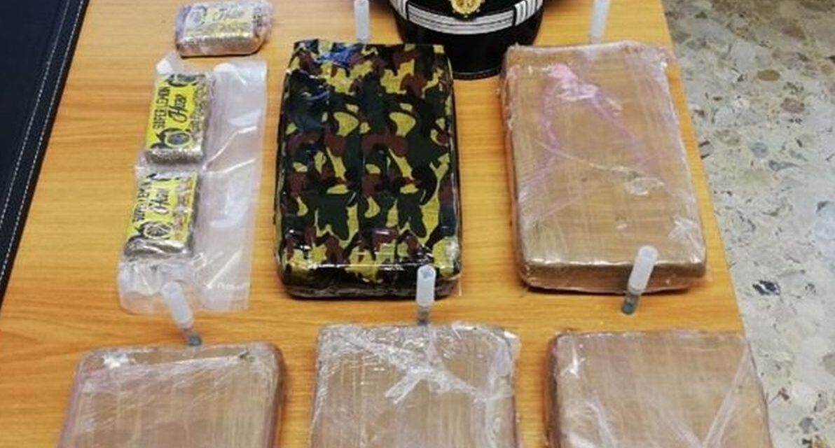 i Carabinieri di Valenza sequestrano tre panetti di cocaina e 20 mila euro a un siciliano e alla compagna