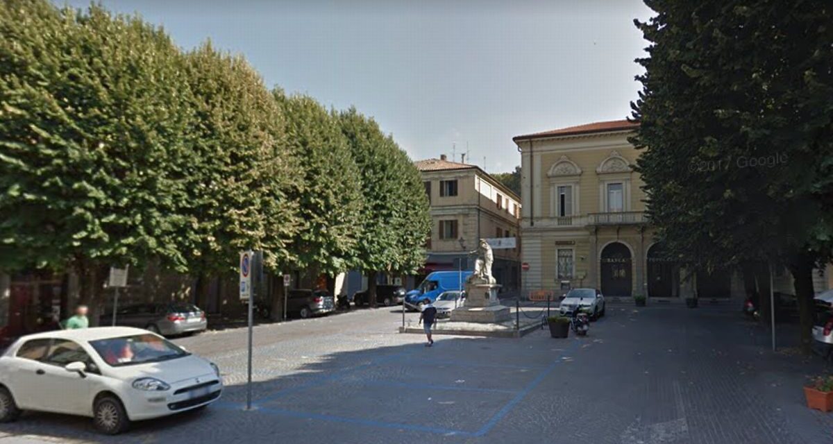 Stanca di essere bullizzata dai “ciuccialatte” di Tortona che spaccano vetrine in centro e disturbano in piazza Lugano