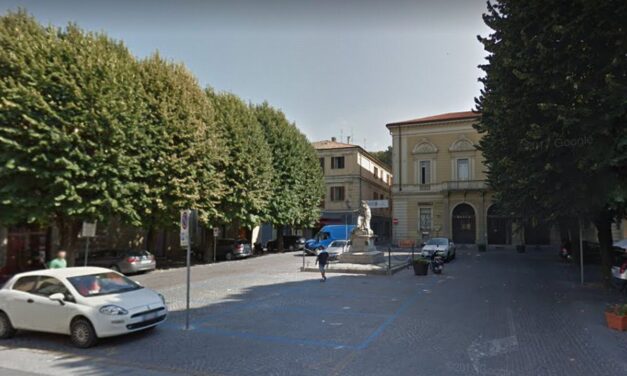 Stanca di essere bullizzata dai “ciuccialatte” di Tortona che spaccano vetrine in centro e disturbano in piazza Lugano