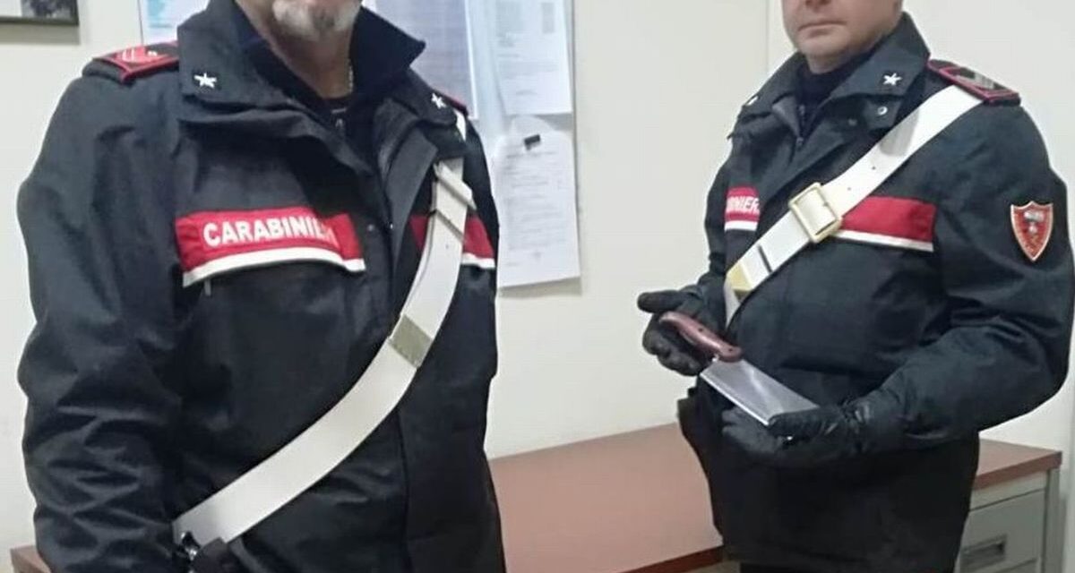 Aveva anche questa mannaia l’uomo che sabato in centro a Tortona ha ferito un altro. Denunciato