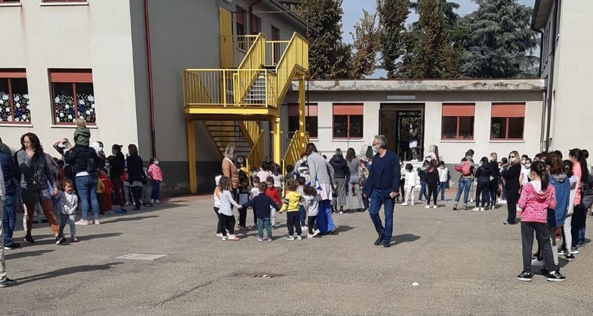 Alla “Rodari” di Tortona l’esercitazione antincendio coi bambini che imparano a comportarsi in emergenza